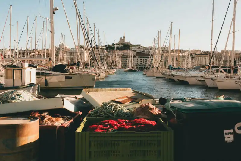 Agence SEO Marseille : visibilité locale et référencement naturel illustrés par le Vieux-Port